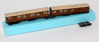 Lot 703 - Hornby Dublo D2 2 coach articulated unit, non...