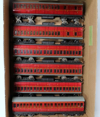 Lot 718 - Seven Hornby Dublo D14 tinplate suburban...