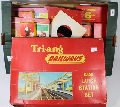 Lot 805 - Tray of mixed Triang and Hornby items...