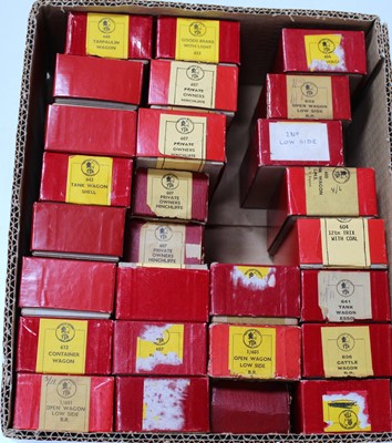 Lot 785 - Tray of boxed Trix Twin wagons: 27 assorted...