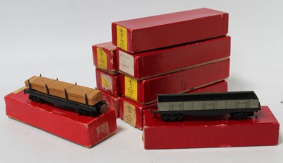 Lot 786 - Tray of boxed Trix Twin bogie wagons: 3x 676...