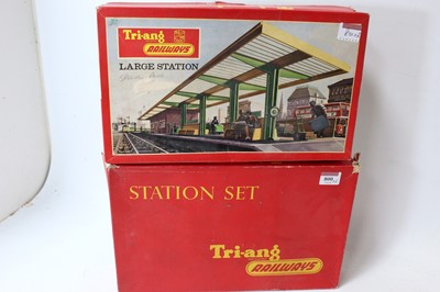 Lot 800 - Triang R459A large station set with second...