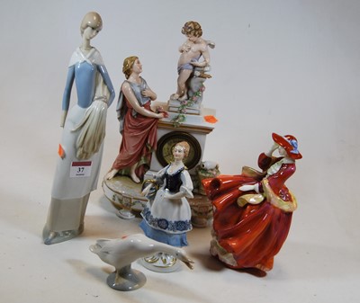 Lot 37 - A small collection of ceramics to include a...