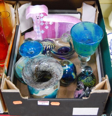 Lot 67 - A box of various glassware to include Mdina