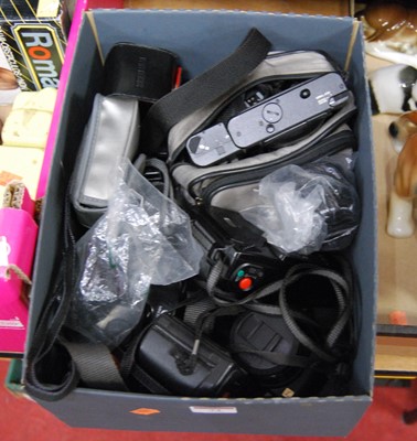 Lot 73 - A box of mixed cameras to include a Pentax...