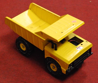Lot 89 - A Tonka yellow painted metal toy truck