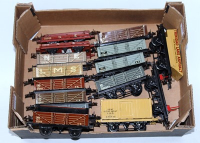 Lot 236 - Small tray of 15 Hornby post war wagons:- 2 x...