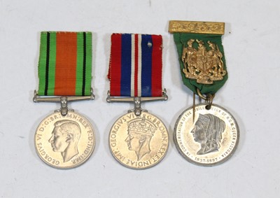Lot 304 - A WWII pair of medals, comprising Defence and...