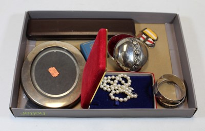 Lot 328 - A small collection of miscellaneous items, to...