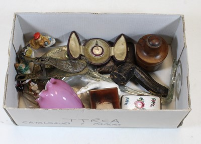 Lot 385 - A collection of miscellaneous items, to...