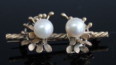 Lot 359 - A yellow metal and cultured pearl set bar...