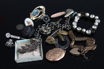Lot 361 - Assorted costume jewellery to include gilt...