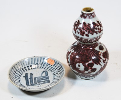 Lot 242 - A Chinese export double gourd vase, and a...
