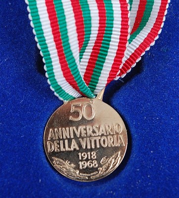 Lot 52 - An Italian 18ct gold 50th Anniversario Della...