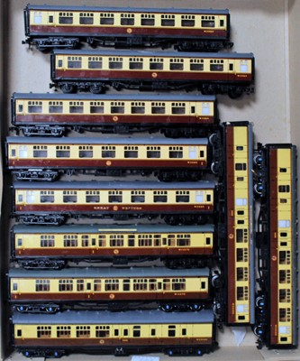 Lot 853 - 10 Hornby Dublo Super detail brown/cream,...