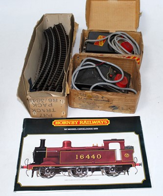 Lot 837 - A Triang RS21 train set containing black...