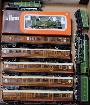 Lot 839 - An LNER selection Hornby lined green No 4472...