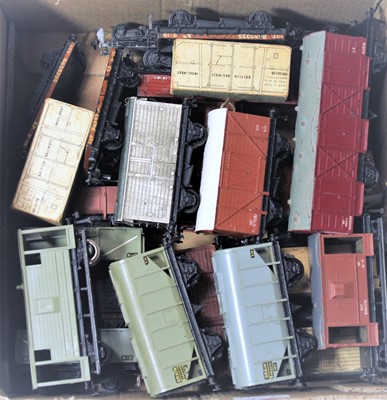 Lot 858 - 20 Hornby Dublo D1 and SD6 wagons (F-G)