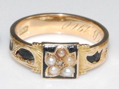 Lot 2619 - A 15ct yellow gold mourning ring, featuring a...
