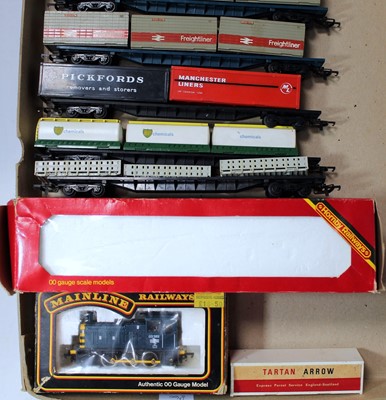 Lot 860 - 5 Hornby liner train wagons together with 15...