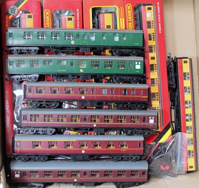 Lot 862 - Selection of corridor coaches, 2 Triang Mk1 SR...