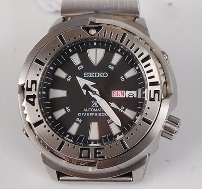 Lot 2698 - A gent's Seiko divers 200m steel cased...