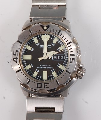 Lot 2700 - A gent's Seiko divers 200m steel cased...