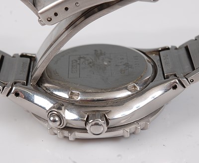 Lot 2702 - A gent's Seiko divers 200m steel cased kinetic...