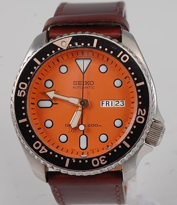 Lot 2704 - A gent's Seiko divers 200m steel cased...