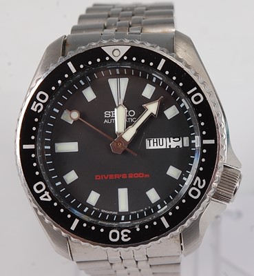 Lot 2707 - A gent's Seiko divers 200m steel cased...