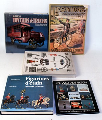 Lot 1012 - A collection of various model collecting books...