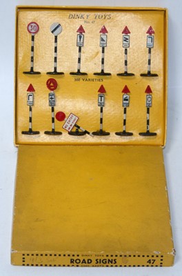 Lot 2034 - A Dinky Toys Road Signs No. 47 gift set,...