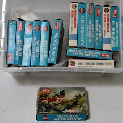 Lot 1560 - 15 various boxed Airfix 00 and H0 scale...