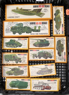 Lot 1562 - 13 various boxed Airfix H0/00 scale plastic...