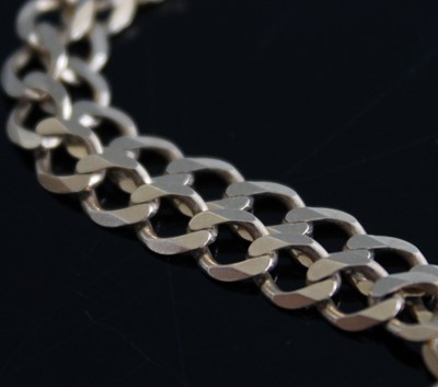 Lot 2579 - A 9ct gold flat curb link neck chain, 11.5g,...