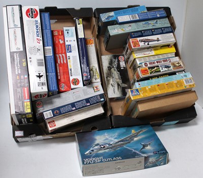 Lot 1574 - 25 various boxed as issued plastic aircraft...