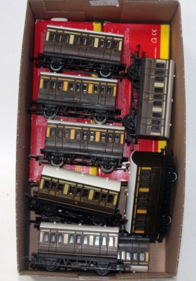 Lot 918 - Eleven R446 4-wheel GWR coaches (E-M) two are...