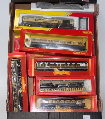 Lot 920 - Twelve Hornby and Triang coaches:- GW40...