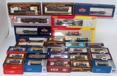 Lot 921 - Box of assorted makes, wagons including R6369...