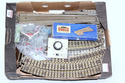 Lot 898 - Small tray containing Hornby Dublo 3-rail...