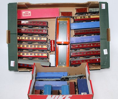 Lot 892 - Selection of mixed Hornby Dublo items:- 4 x...