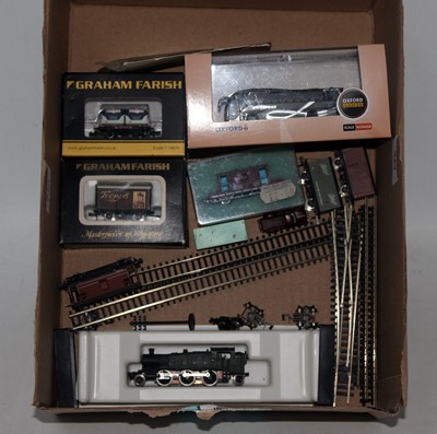 Lot 939 - A mix of N gauge items - a Grafar GWR large...