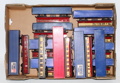 Lot 961 - Tray containing 12 Hornby Dublo coaches 5x D11,...