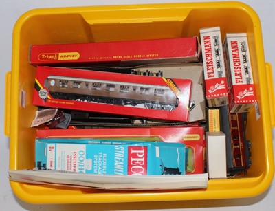 Lot 944 - Mixed delve of 00 and H0 model railway items...