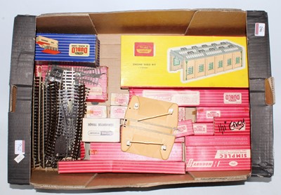 Lot 962 - Tray containing 5005 plastic 2-road engine...