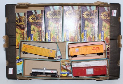 Lot 964 - 13 American H0 freight cars by Athearn, some...