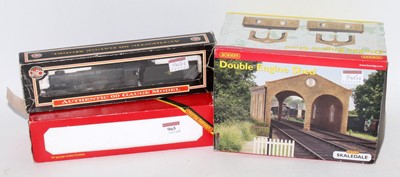 Lot 965 - Hornby Scaledale R8637 double engine shed...