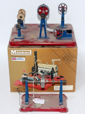 Lot 49 - A Mamod boxed steam engine and loose line...