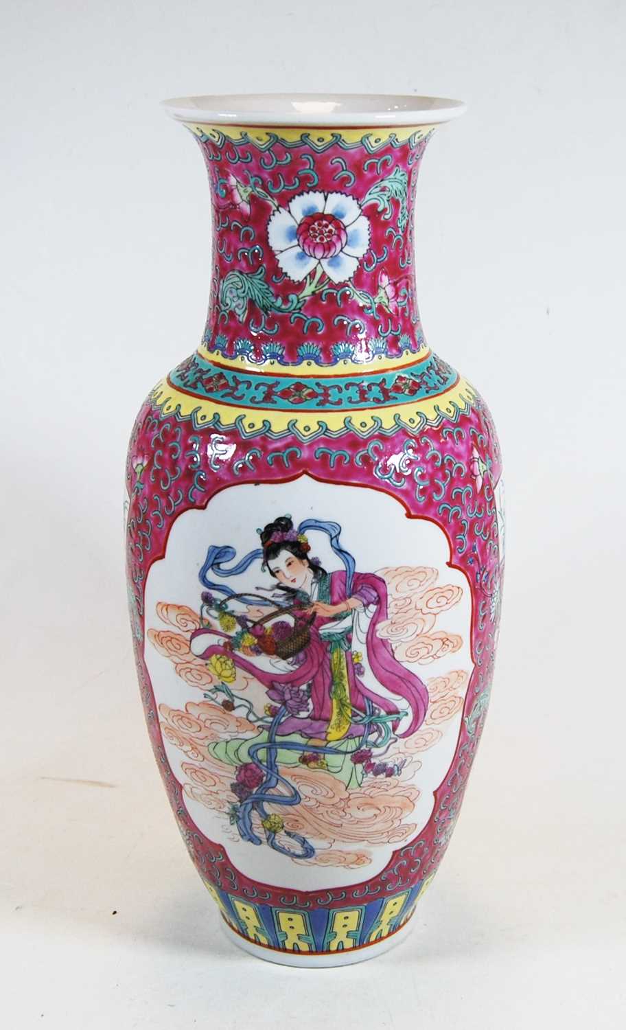 Lot 10 - A 20th century Chinese porcelain famille rose...