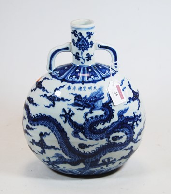 Lot 45 - A Chinese export blue & white vase, the...